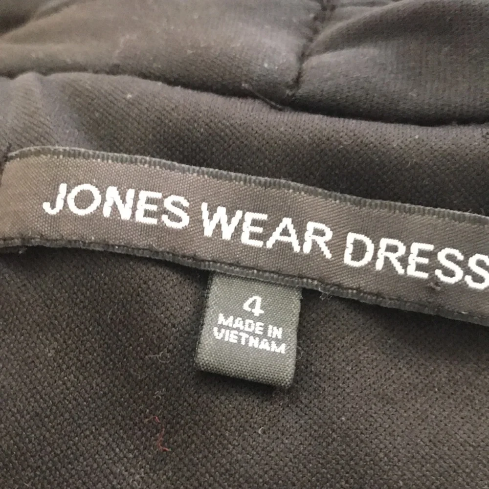 Jones Wear Dress size 4, perfect black dress, flattering cut, good condition‎